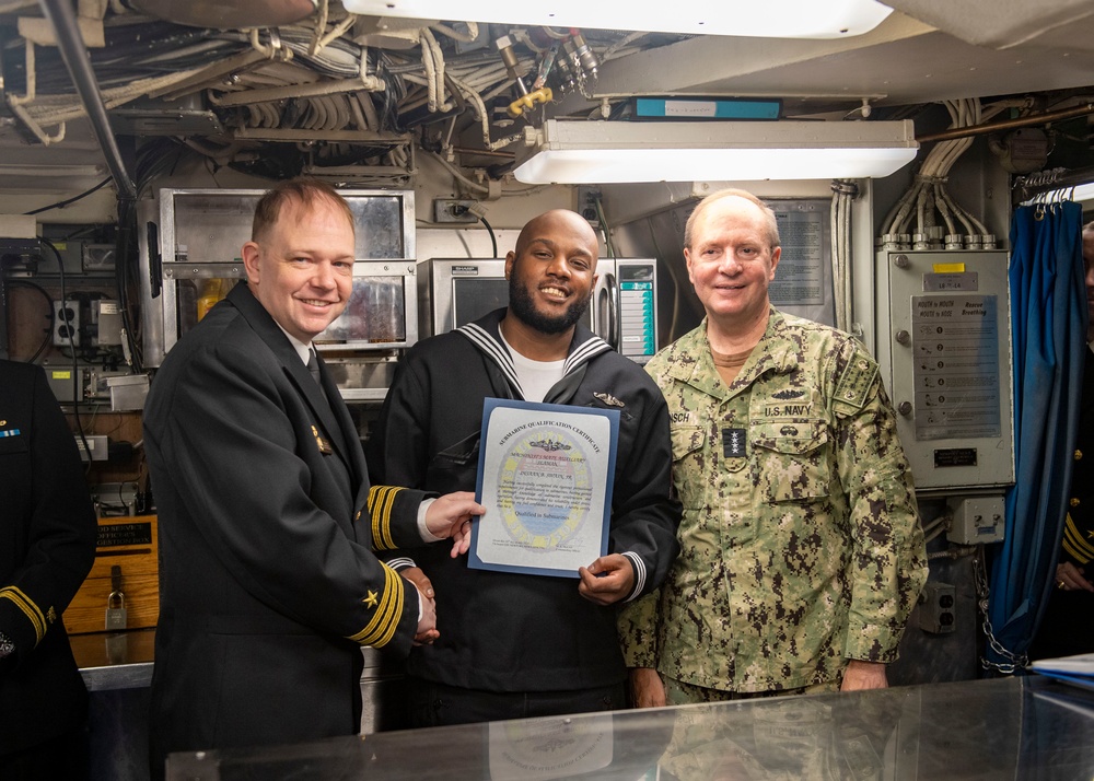 Commander Naval Forces Europe-Africa visits USS Newport NEWS (SSN 750) during Iceland Port Call