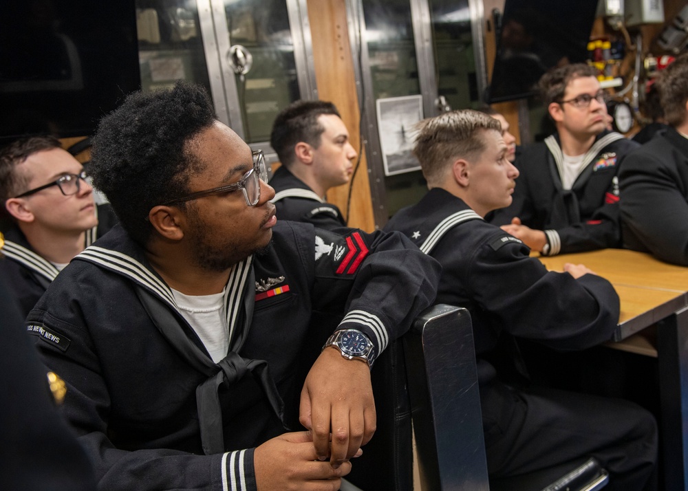 Commander Naval Forces Europe-Africa visits USS Newport NEWS (SSN 750) during Iceland Port Call