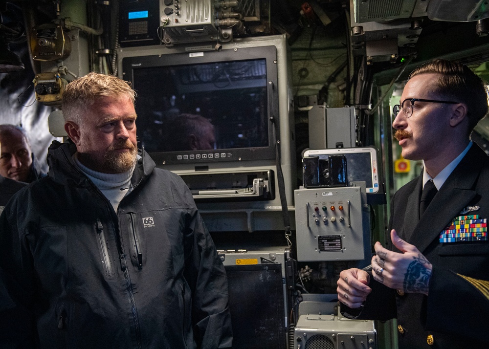 Commander Naval Forces Europe-Africa visits USS Newport NEWS (SSN 750) during Iceland Port Call