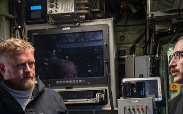 Commander Naval Forces Europe-Africa visits USS Newport NEWS (SSN 750) during Iceland Port Call