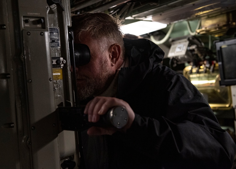 Commander Naval Forces Europe-Africa visits USS Newport NEWS (SSN 750) during Iceland Port Call