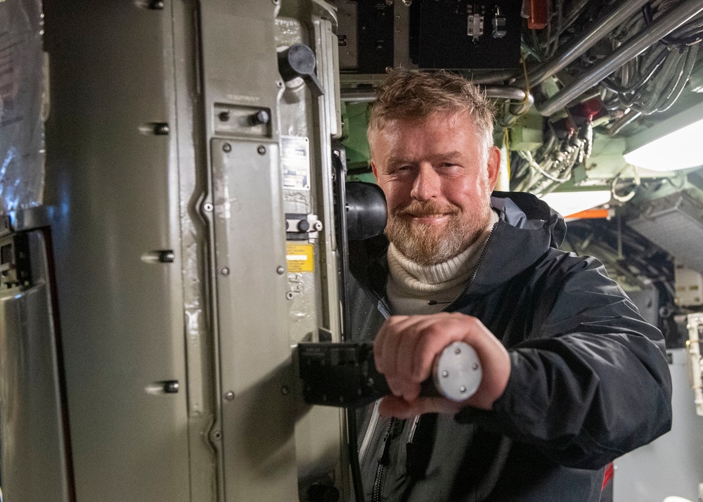 Commander Naval Forces Europe-Africa visits USS Newport NEWS (SSN 750) during Iceland Port Call