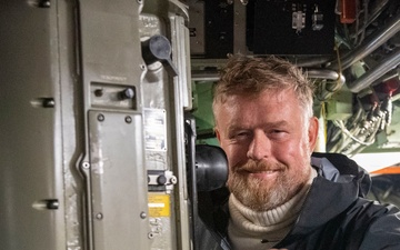 Commander Naval Forces Europe-Africa visits USS Newport NEWS (SSN 750) during Iceland Port Call