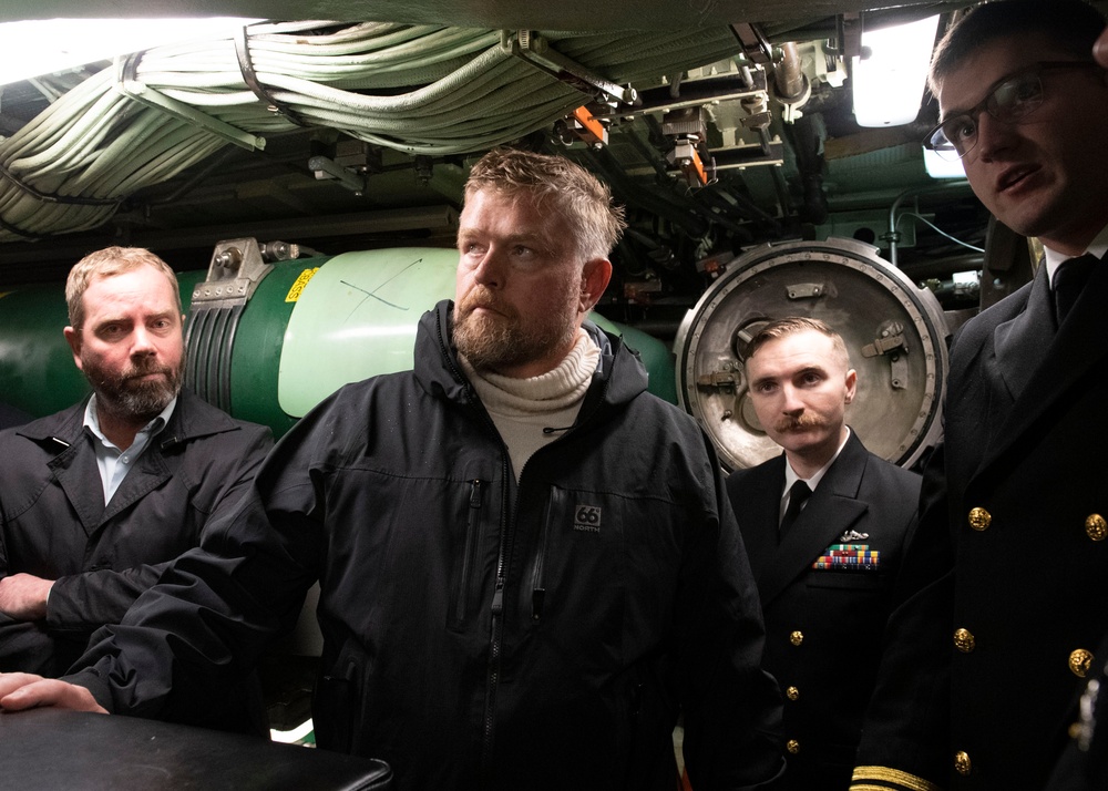 Commander Naval Forces Europe-Africa visits USS Newport NEWS (SSN 750) during Iceland Port Call