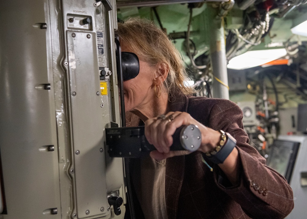 Commander Naval Forces Europe-Africa visits USS Newport NEWS (SSN 750) during Iceland Port Call