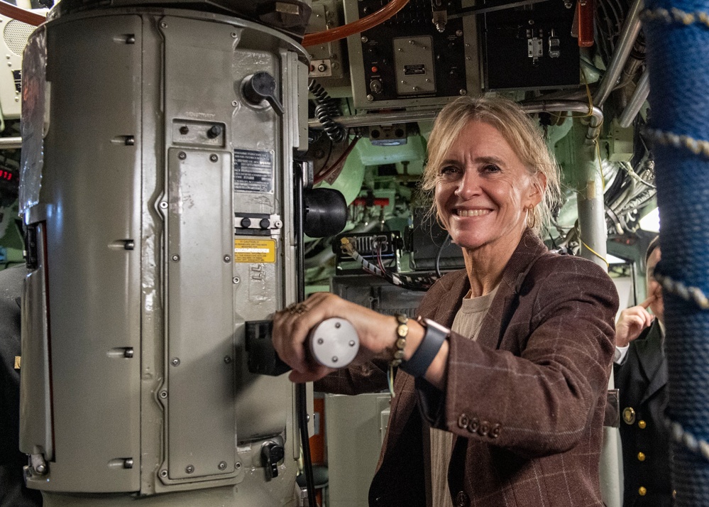 Commander Naval Forces Europe-Africa visits USS Newport NEWS (SSN 750) during Iceland Port Call