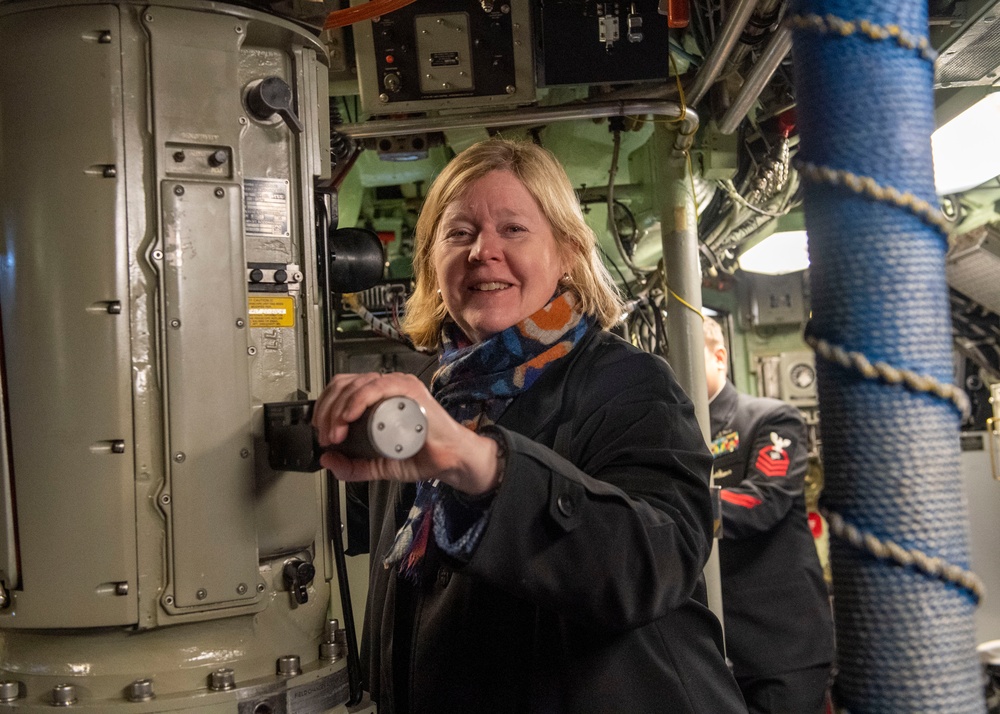 Commander Naval Forces Europe-Africa visits USS Newport NEWS (SSN 750) during Iceland Port Call