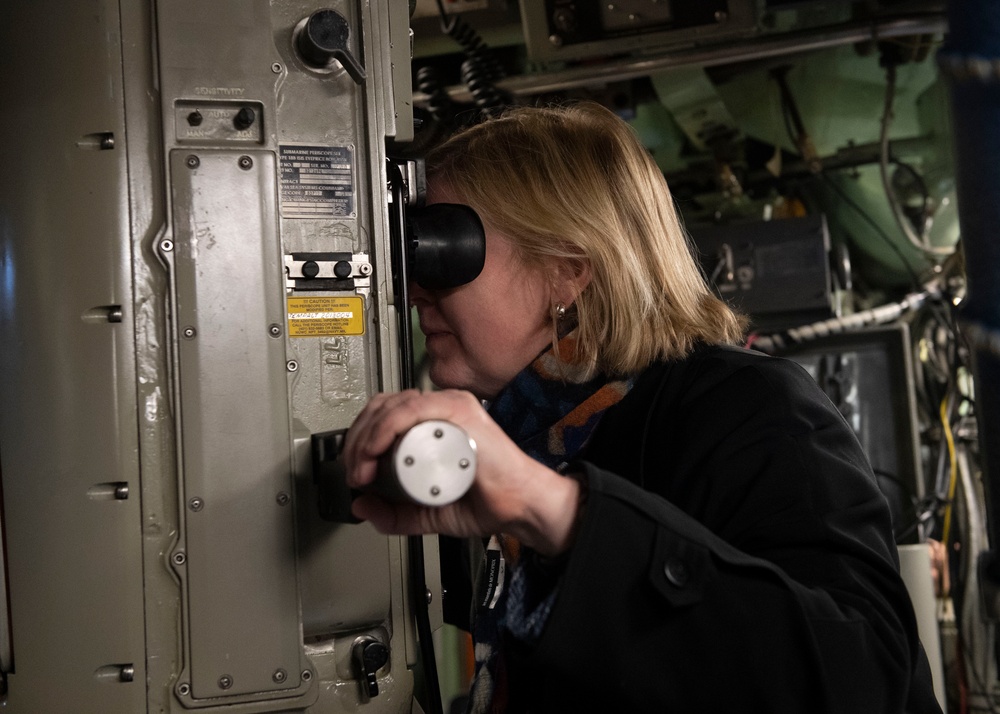 Commander Naval Forces Europe-Africa visits USS Newport NEWS (SSN 750) during Iceland Port Call