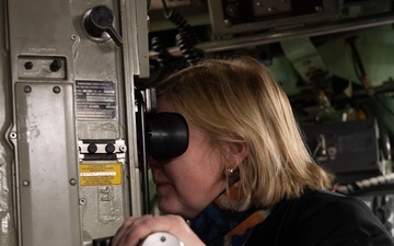 Commander Naval Forces Europe-Africa visits USS Newport NEWS (SSN 750) during Iceland Port Call