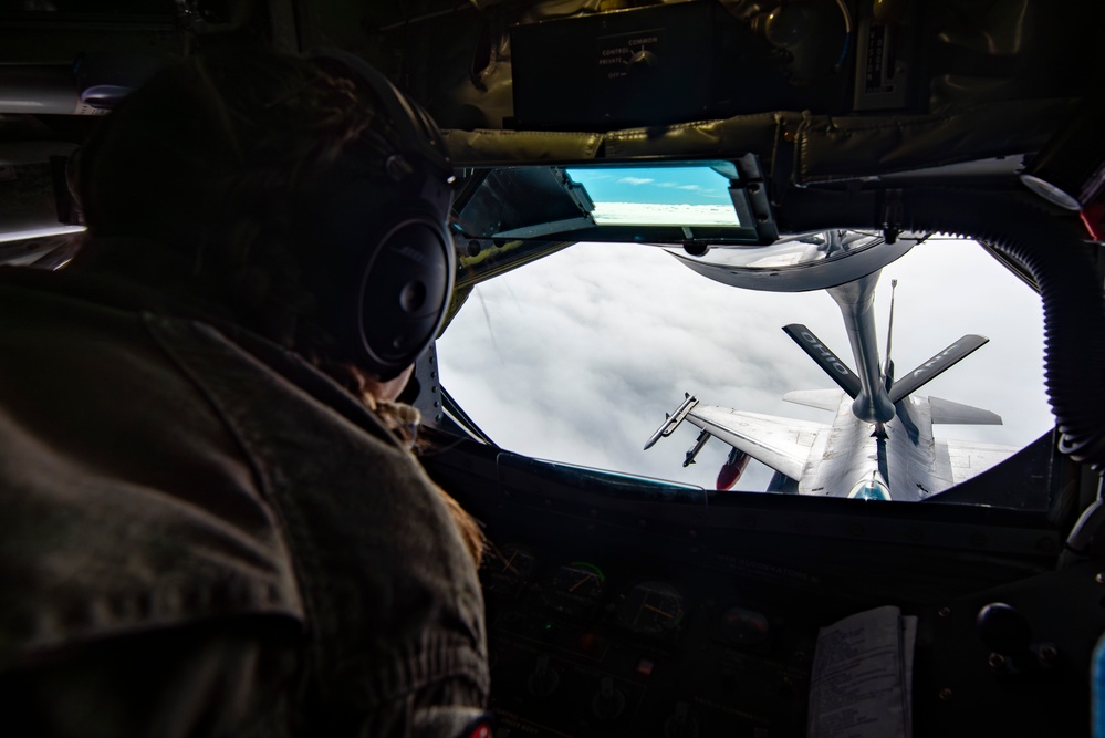 REFORPAC 25: KC-135 refuels F-16s