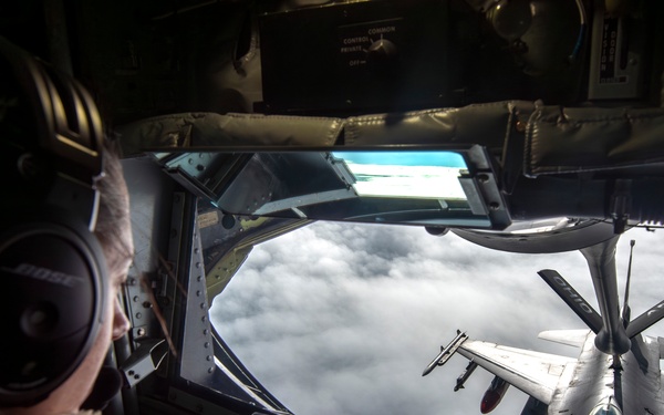 REFORPAC 25: KC-135 refuels F-16s