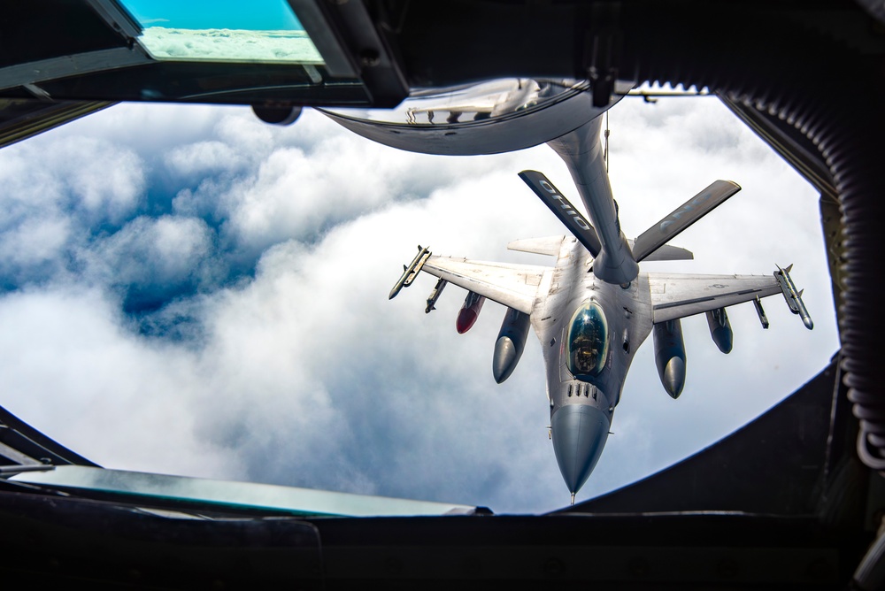 REFORPAC 25: KC-135 refuels F-16s