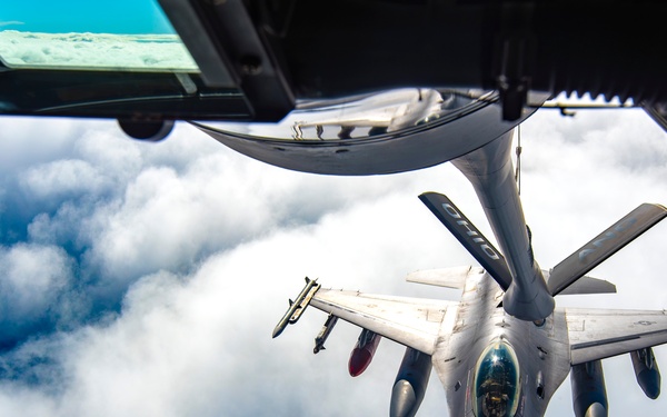REFORPAC 25: KC-135 refuels F-16s
