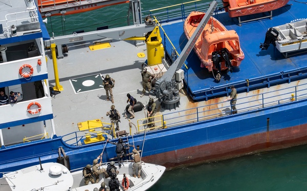 US NSW, Panamanian special forces conduct VBSS during PANAMAX-Alpha PH I