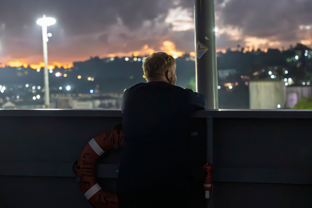 USS Frank Cable departs Fiji