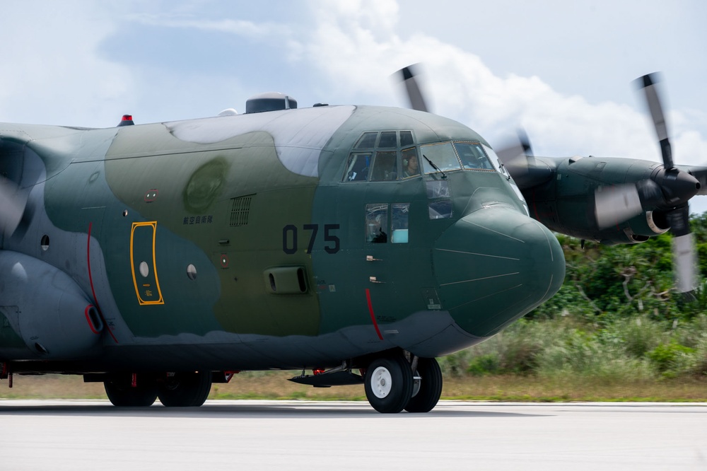 Japan Air Self-Defense Force aircrew conduct austere landing operations in coordination with the 3rd Air Expeditionary Wing