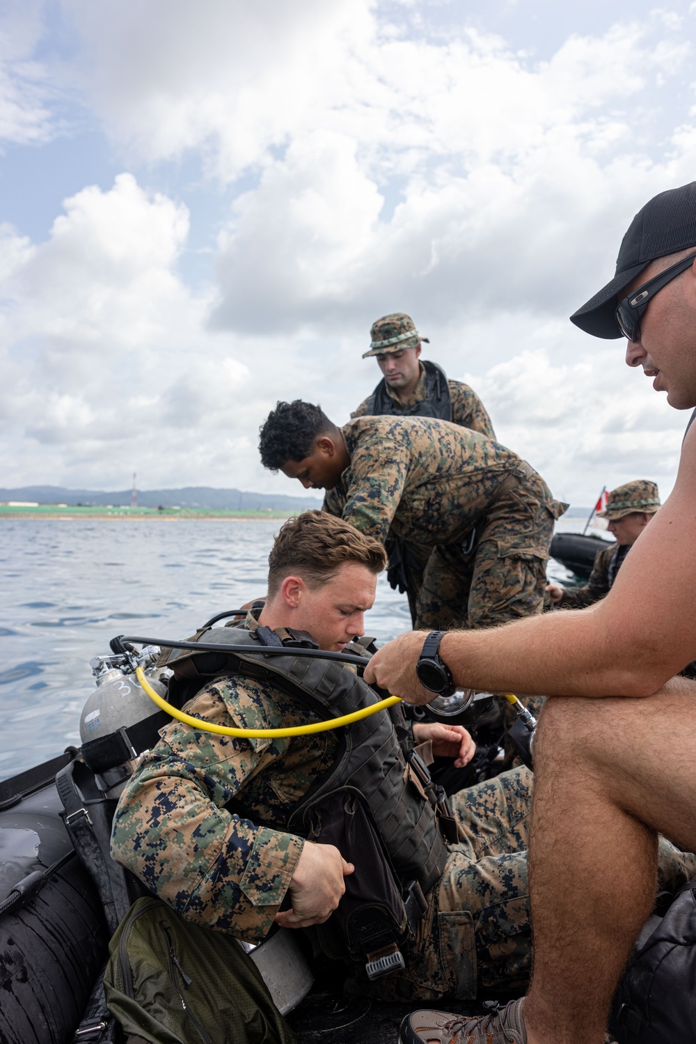 3d Reconnaissance Battalion Marines Conduct Search and Recovery Dive Drills