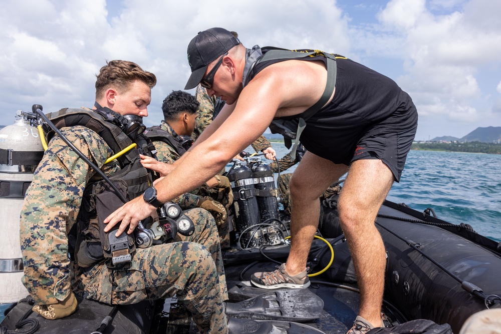 3d Reconnaissance Battalion Marines Conduct Search and Recovery Dive Drills