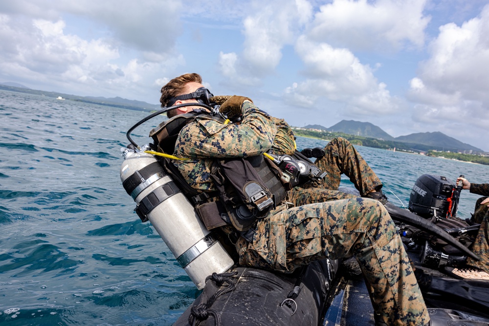 3d Reconnaissance Battalion Marines Conduct Search and Recovery Dive Drills