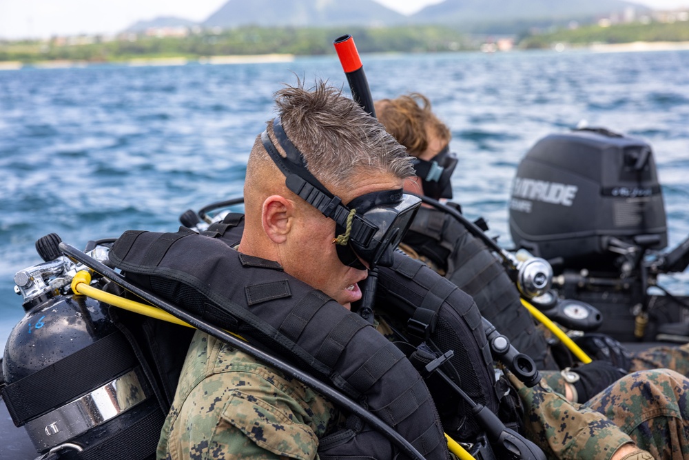 3d Reconnaissance Battalion Marines Conduct Search and Recovery Dive Drills
