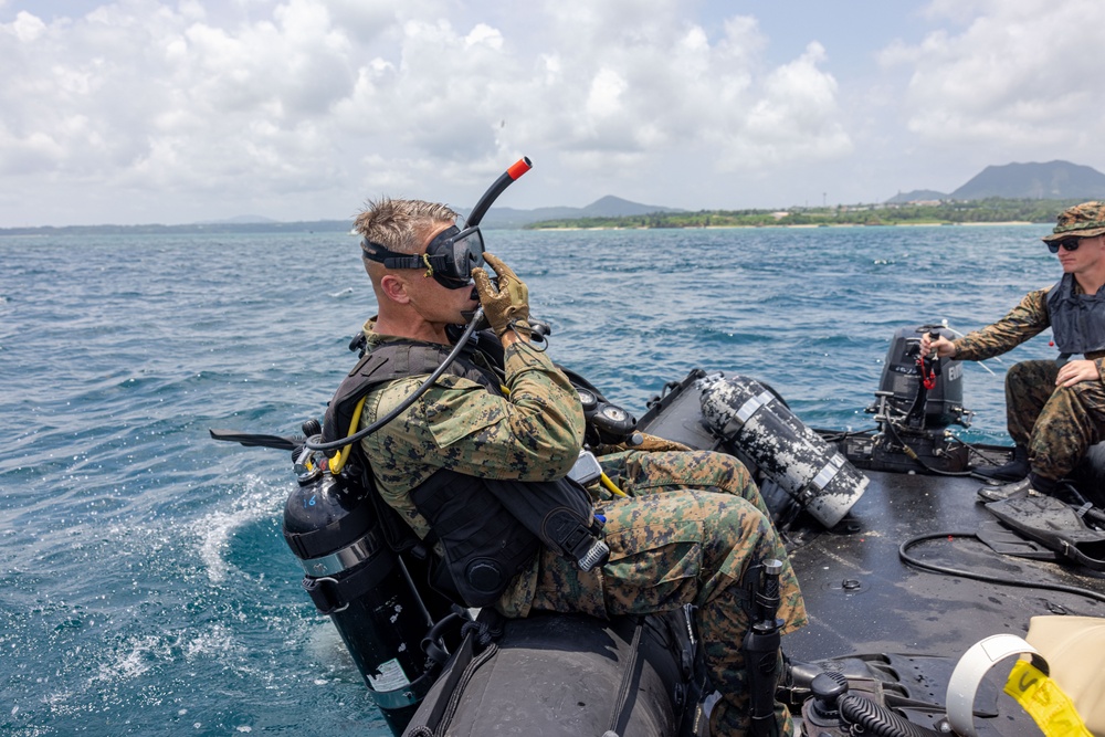 3d Reconnaissance Battalion Marines Conduct Search and Recovery Dive Drills