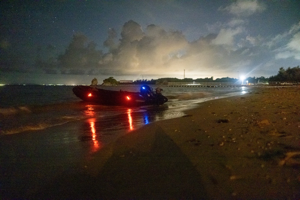 Marines with 3d Reconnaissance Battalion Conduct Night Raid Training