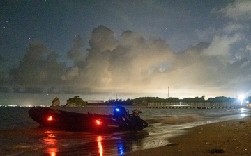 Marines with 3d Reconnaissance Battalion Conduct Night Raid Training