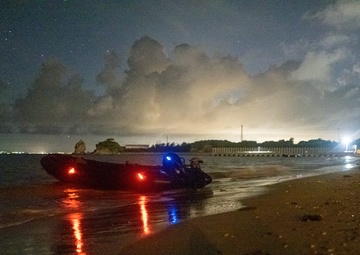 Marines with 3d Reconnaissance Battalion Conduct Night Raid Training