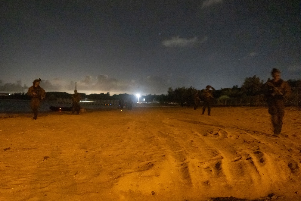 Marines with 3d Reconnaissance Battalion Conduct Night Raid Training