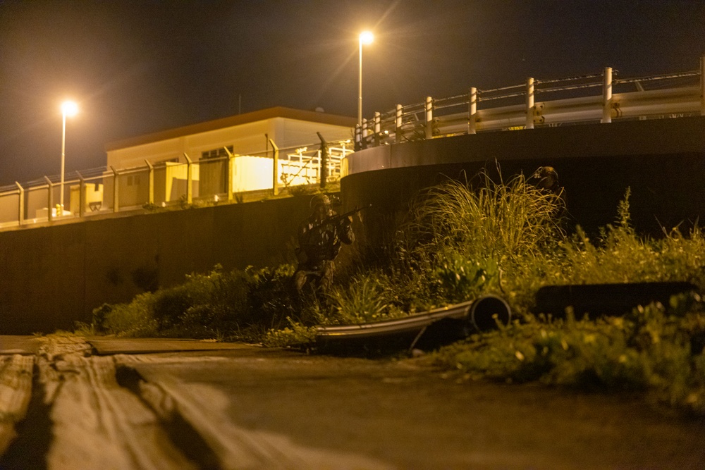 Marines with 3d Reconnaissance Battalion Conduct Night Raid Training