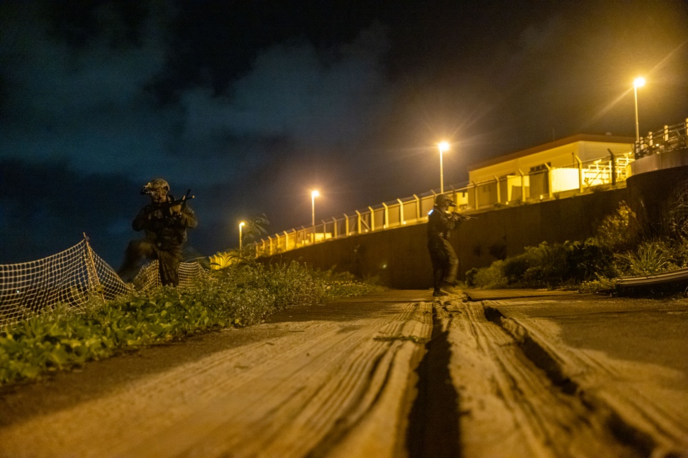 Marines with 3d Reconnaissance Battalion Conduct Night Raid Training