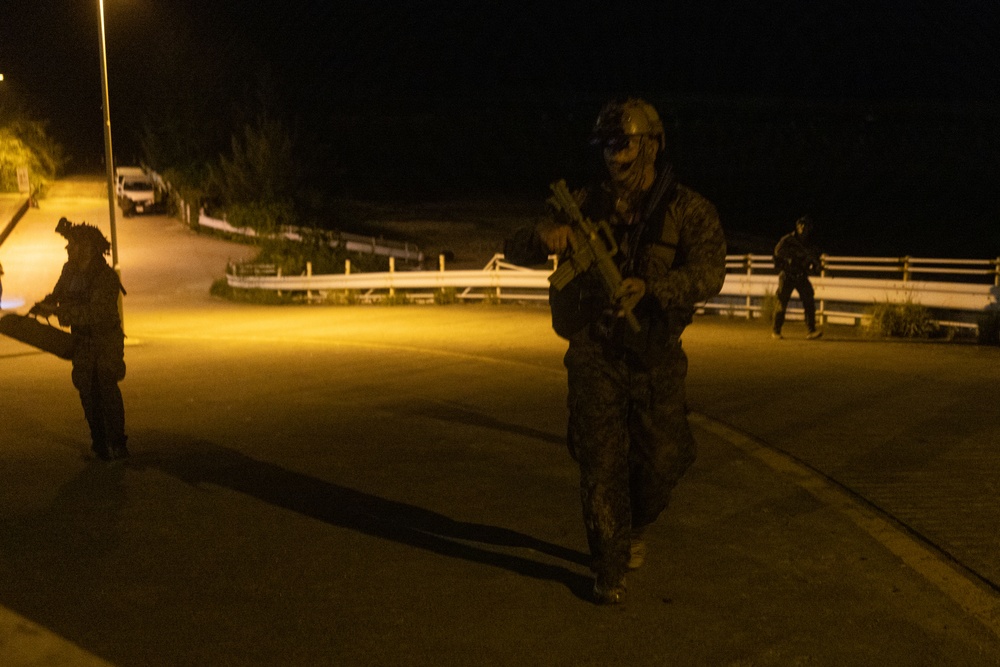 Marines with 3d Reconnaissance Battalion Conduct Night Raid Training