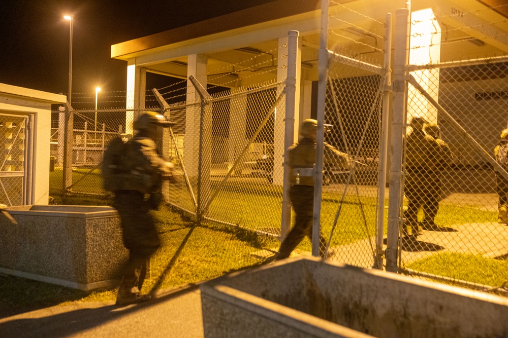 Marines with 3d Reconnaissance Battalion Conduct Night Raid Training