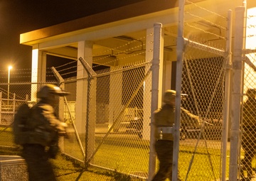 Marines with 3d Reconnaissance Battalion Conduct Night Raid Training