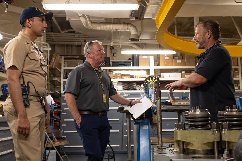 MSCEURAF Commodore visits USNS William McLean (T-AKE-12)