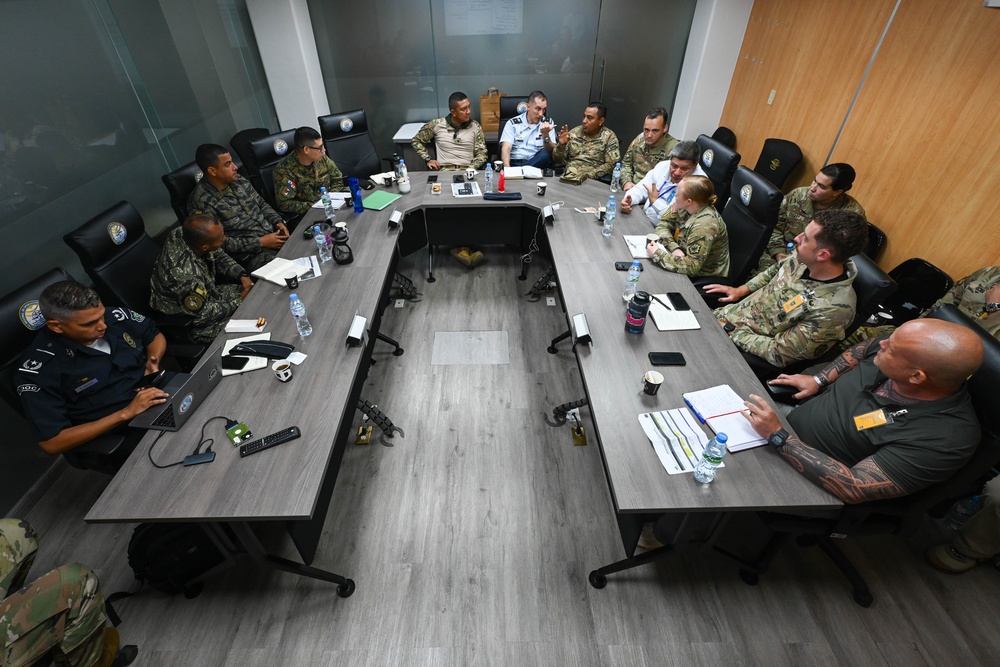 U.S.military and Panama’s AERONAVAL, SENAFRONT, and PNP collaborate to plan jungle training