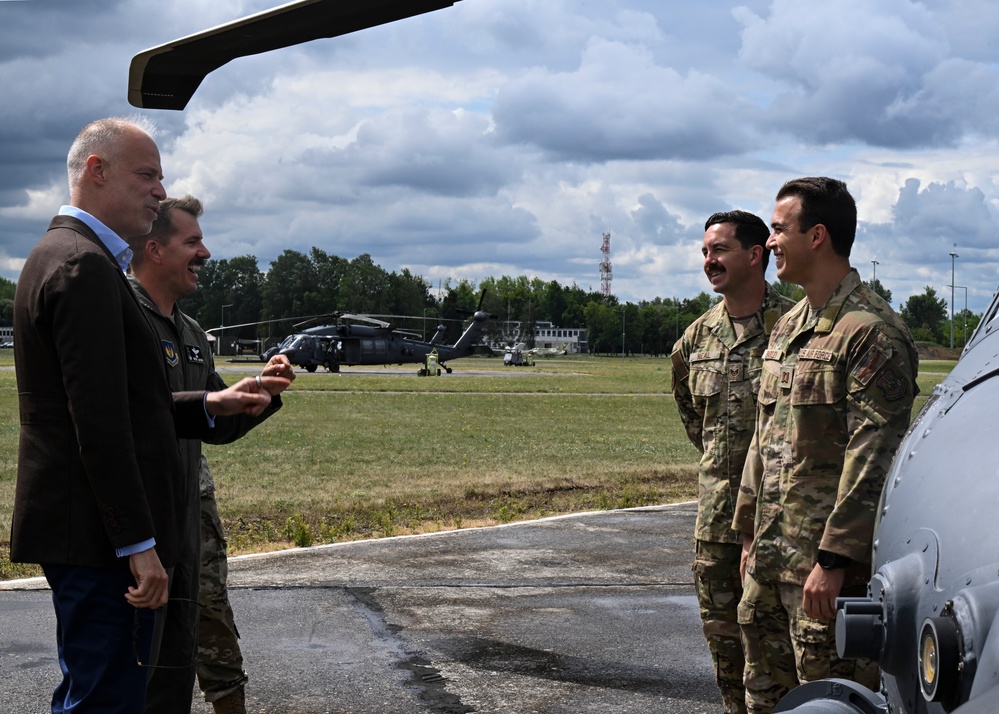 Hungarian Minister of Defence visits 56th RQS during Jolly Vihar 25