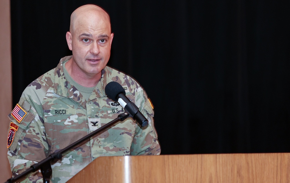 Holstead takes command of Fort Knox Garrison from Ricci