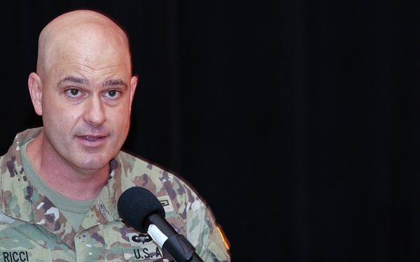 Holstead takes command of Fort Knox Garrison from Ricci