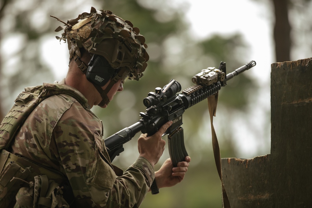 173rd Airborne Brigade Soldiers conduct M4 carbine qualification to prepare for Expert Soldier and Expert Infantry Badge [Image 3 of 7]