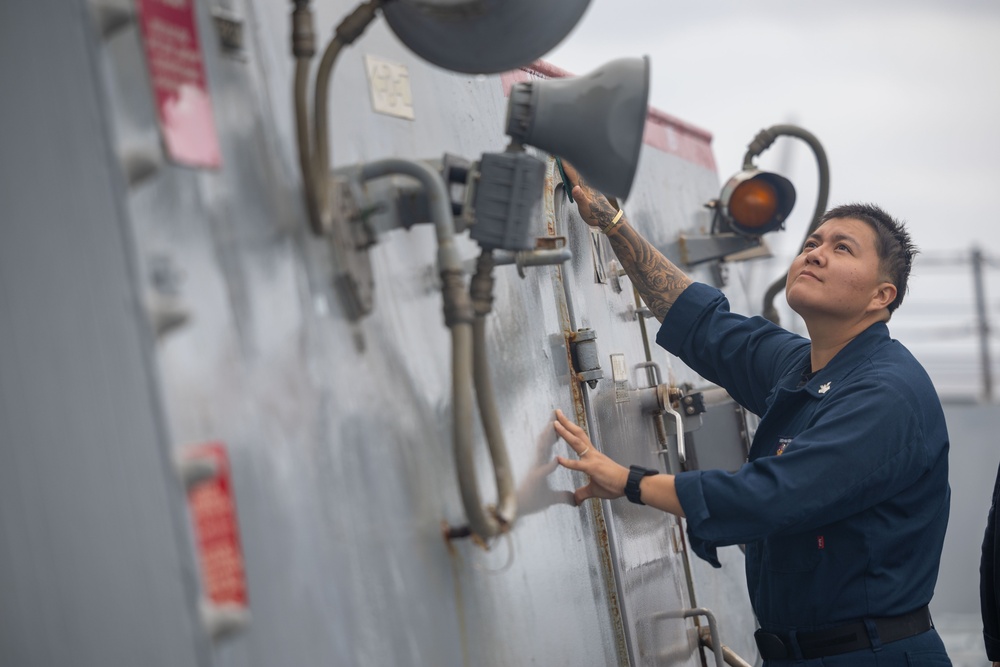 Fresh water wash down on USS Paul Ignatius (DDG 117) Fresh water wash down on USS Paul Ignatius (DDG 117)