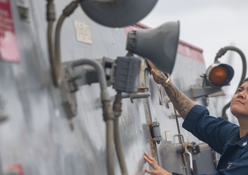 Fresh water wash down on USS Paul Ignatius (DDG 117)