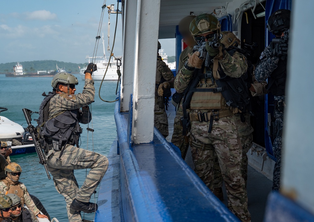 U.S., Panamanian special forces execute PANAMAX-Alpha Phase I VBSS training