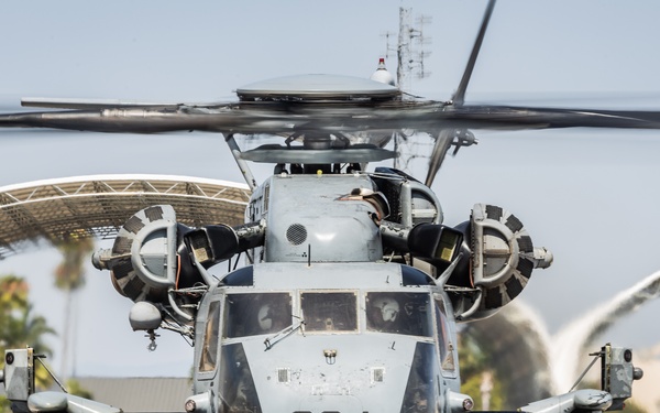 Col. Hunter celebrates final flight as a U. S. Marine Corps pilot