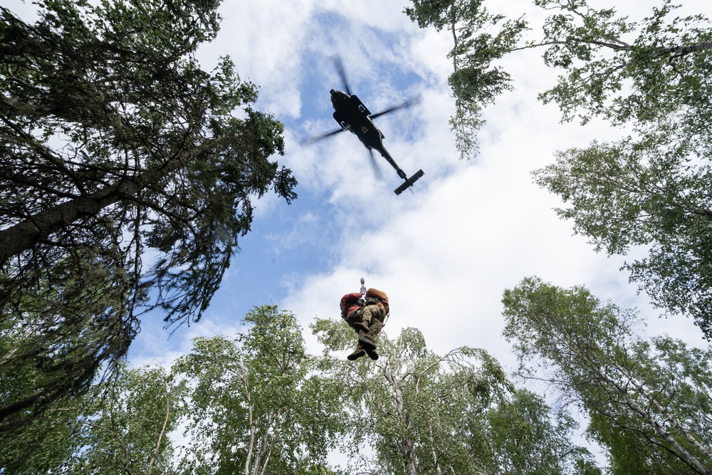 Alaska Army National Guard Dustoff crews conduct hoist training