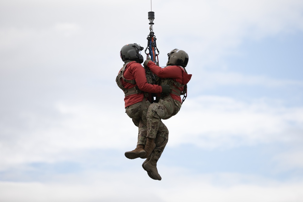 Alaska Army National Guard Dustoff crews conduct hoist training