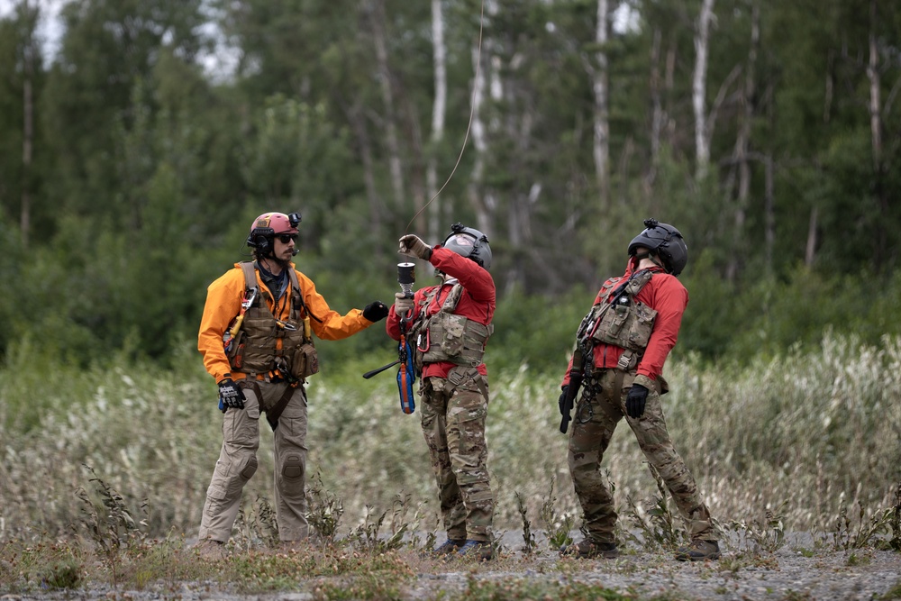 Alaska Army National Guard Dustoff crews conduct hoist training