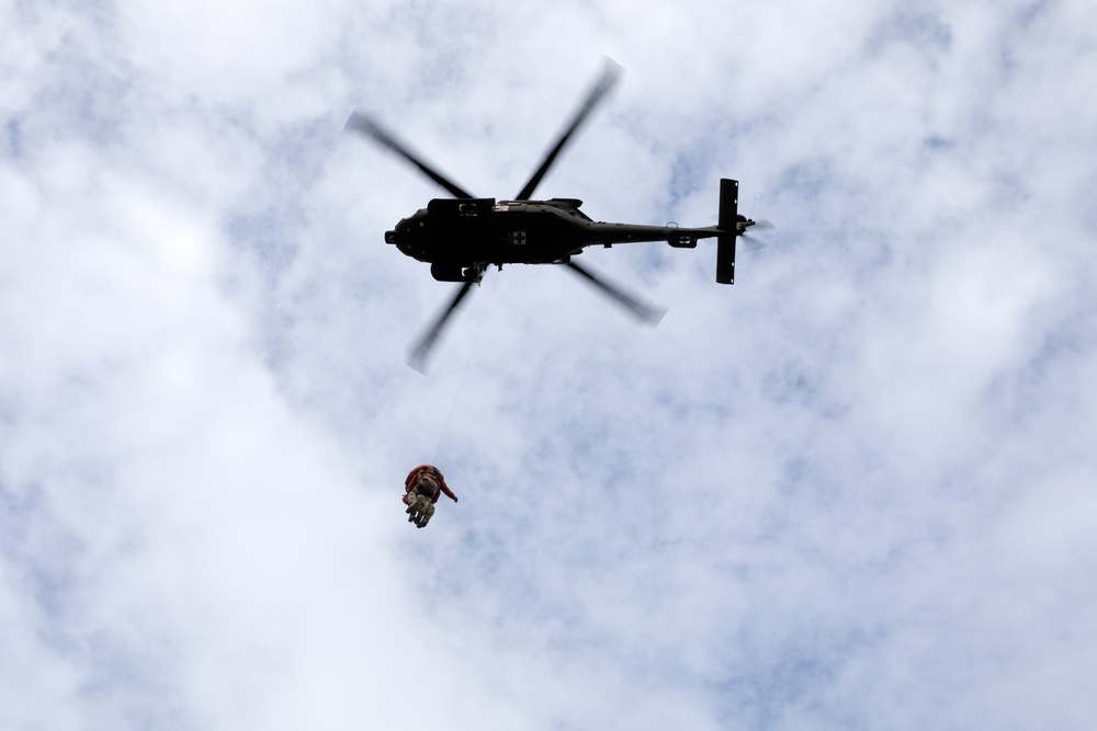 Alaska Army National Guard Dustoff crews conduct hoist training
