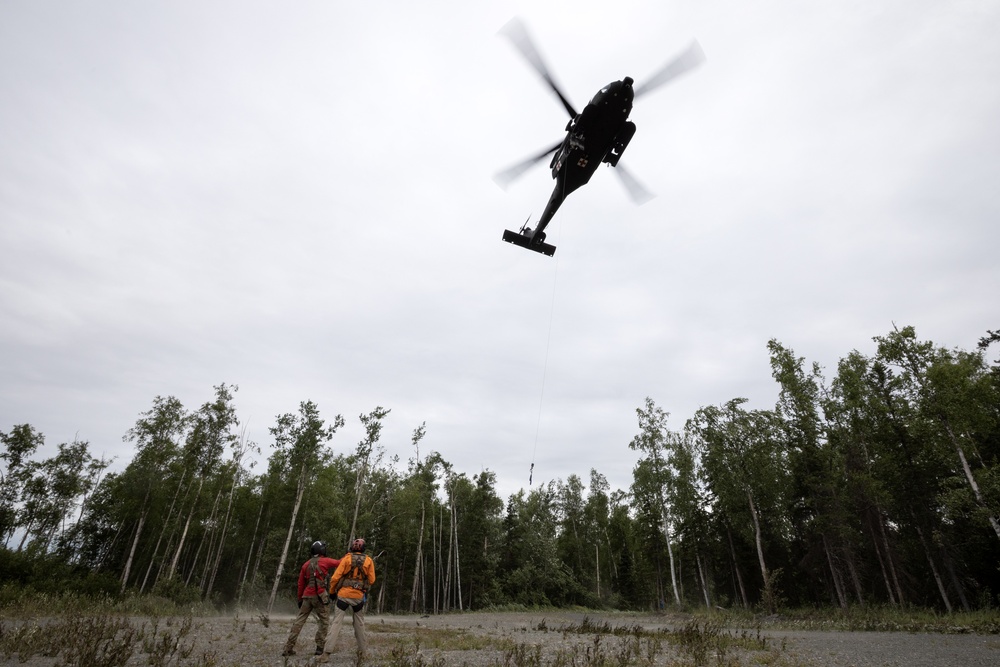 Alaska Army National Guard Dustoff crews conduct hoist training