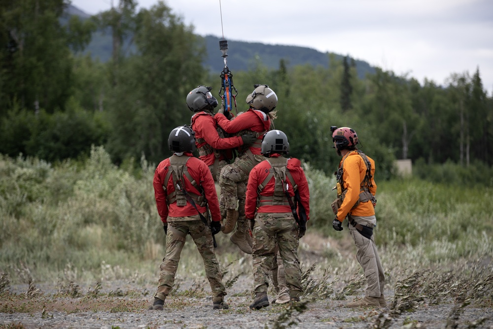 Alaska Army National Guard Dustoff crews conduct hoist training